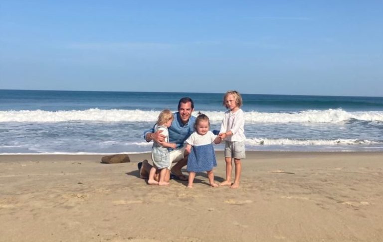Vader Pieter Joost met zijn 3 kinderen op het strand